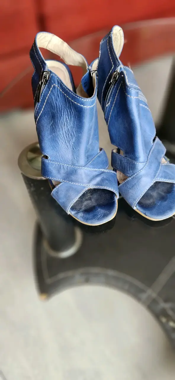 Sandalias de cuero azul con tacón abierto