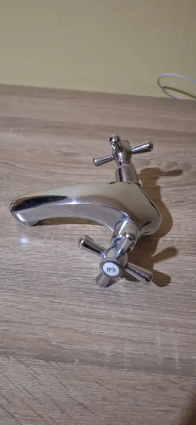 Grifo de baño cromado con doble manija - miniatura 1