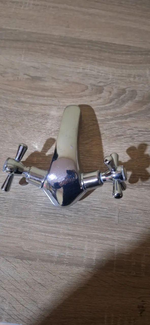Grifo de baño cromado con doble manija - 2