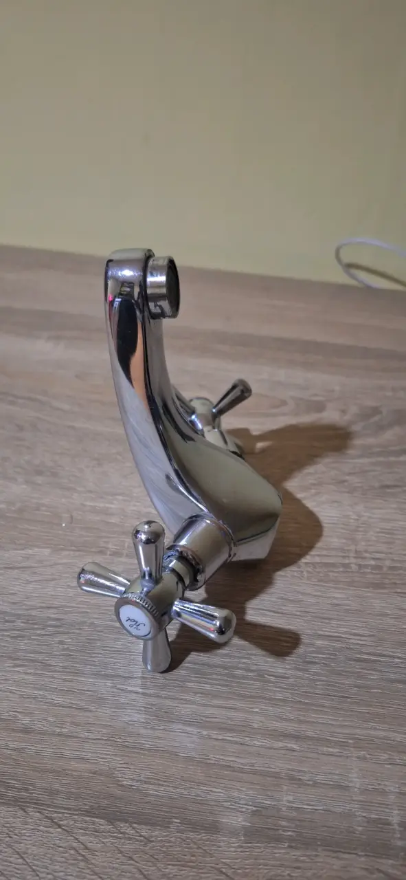 Grifo de baño cromado con doble manija - 4