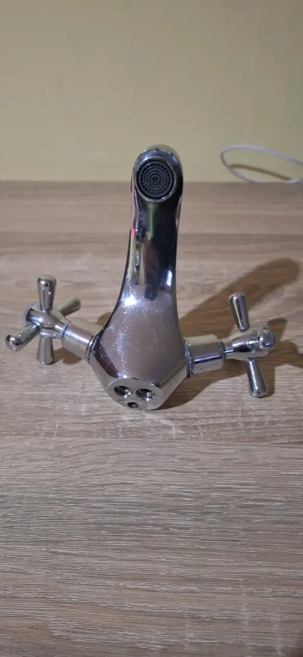 Grifo de baño cromado con doble manija - 6