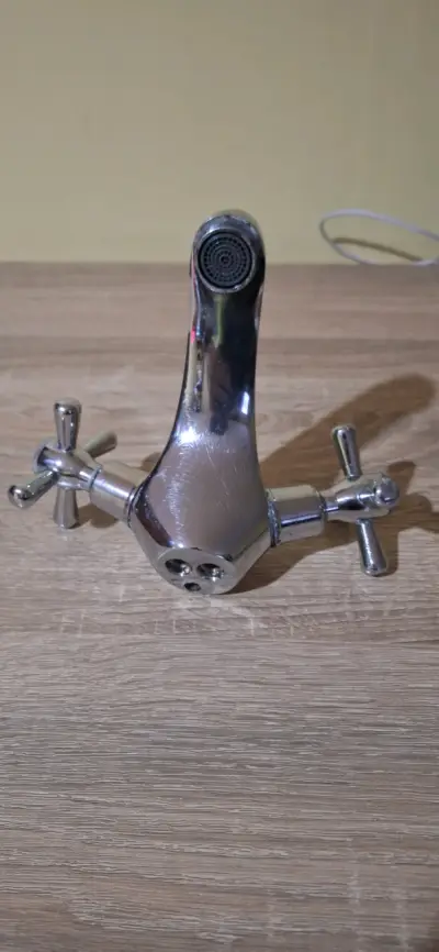 Grifo de baño cromado con doble manija - miniatura 6