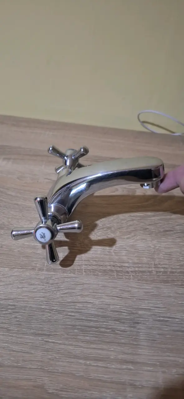 Grifo de baño cromado con doble manija - 11