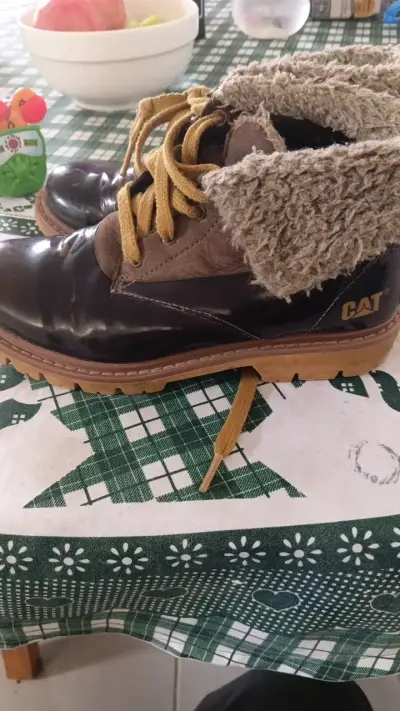 Botas CAT de cuero con forro de lana - miniatura 2