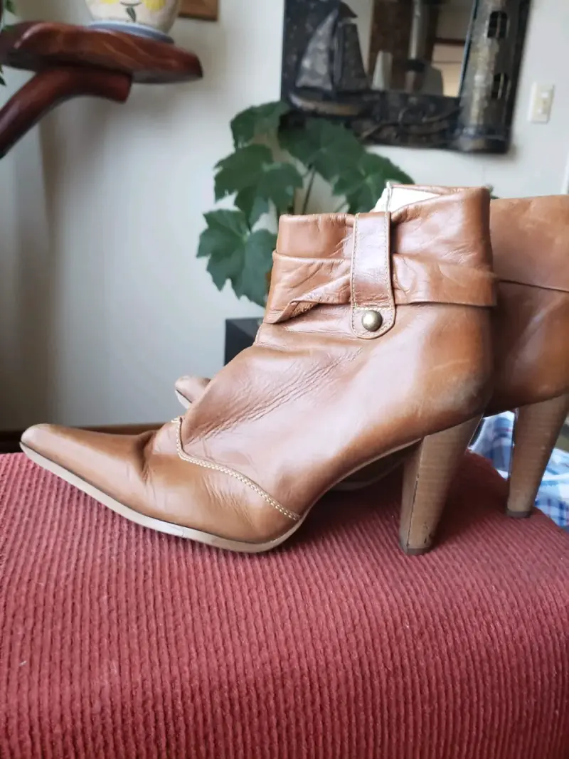 Botines de cuero negro y marrón con tacón alto - 2