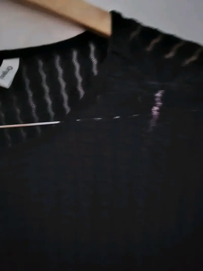 Blusa negro de mujer con diseño calado - 1