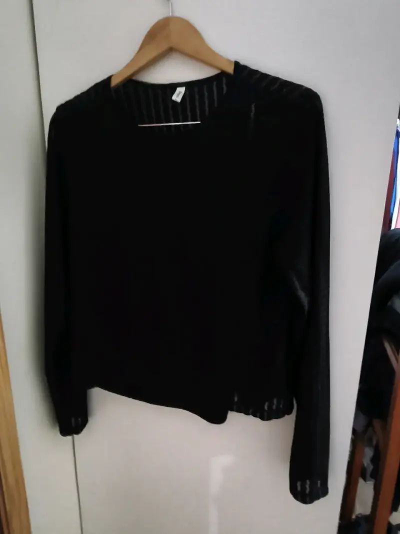 Blusa negro de mujer con diseño calado - 2