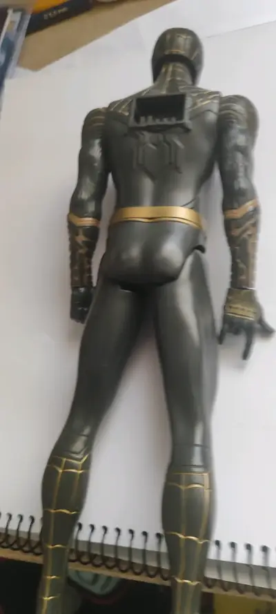 Figura de acción de superhéroe negro y dorado - miniatura 1