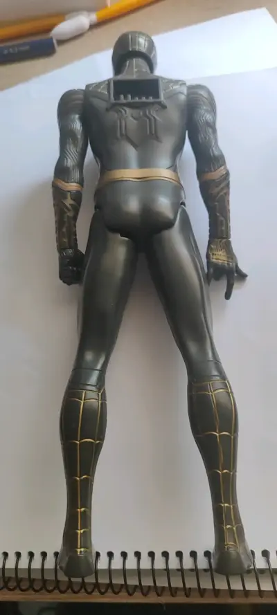 Figura de acción de superhéroe negro y dorado - miniatura 2