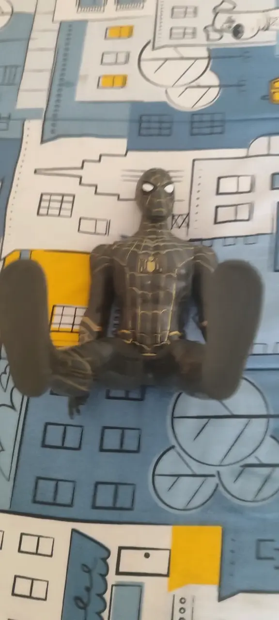 Figura de acción de superhéroe negro y dorado - 3