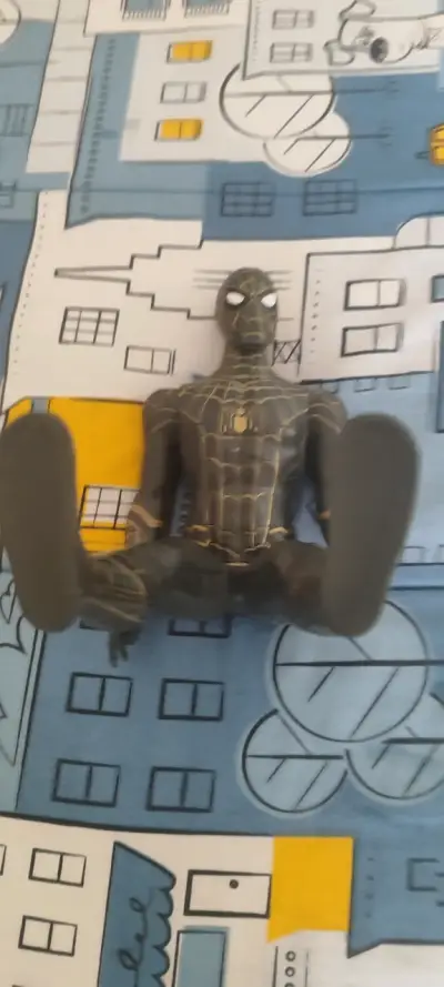 Figura de acción de superhéroe negro y dorado - miniatura 3