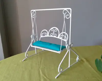 Mini sillon Columpio para muñecas en fierro forjad - miniatura 3