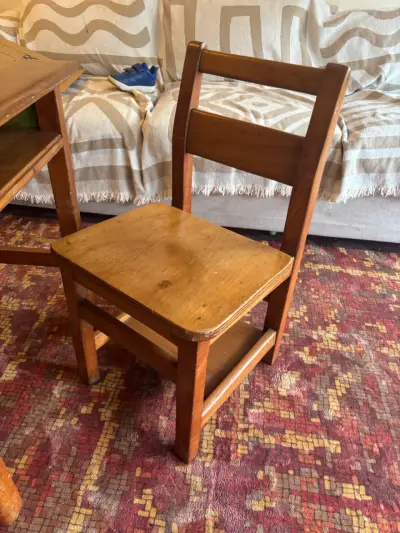 Escritorio y silla de madera para niños - miniatura 3