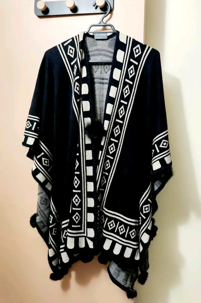 Poncho negro con diseño geométrico elegante - 2