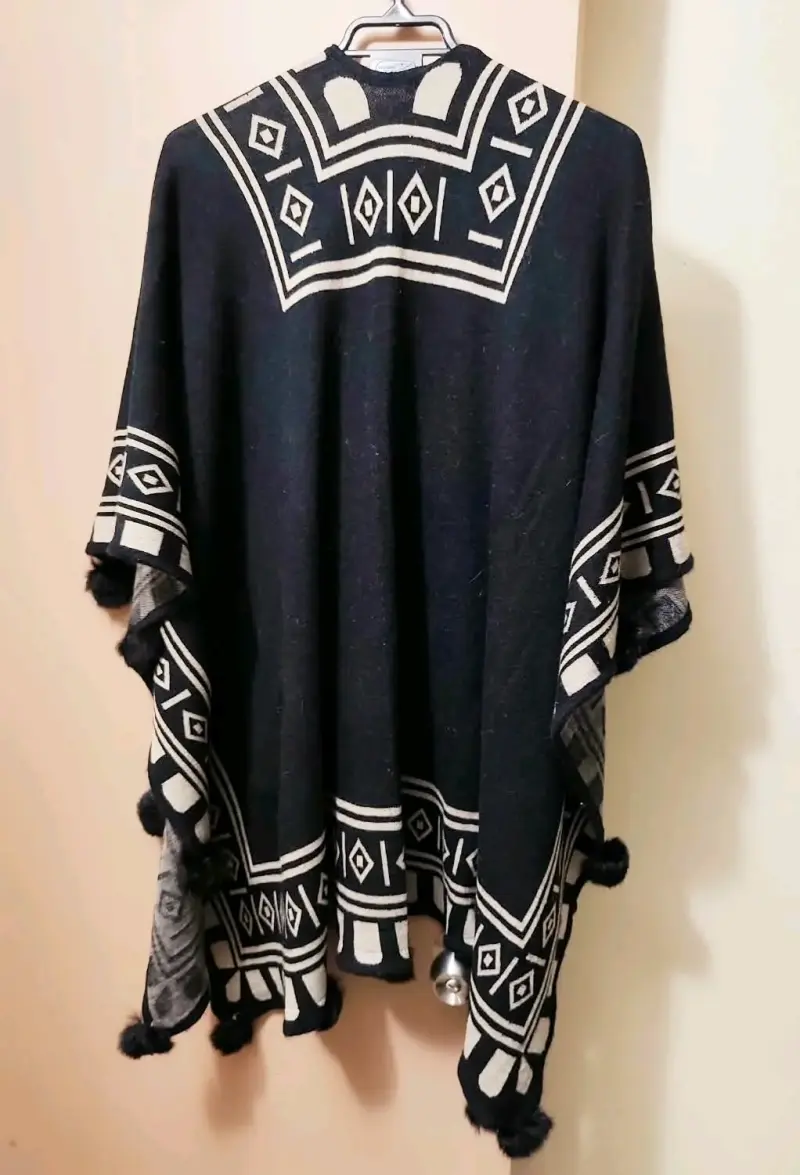 Poncho negro con diseño geométrico elegante - 3