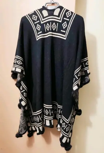 Poncho negro con diseño geométrico elegante - miniatura 3