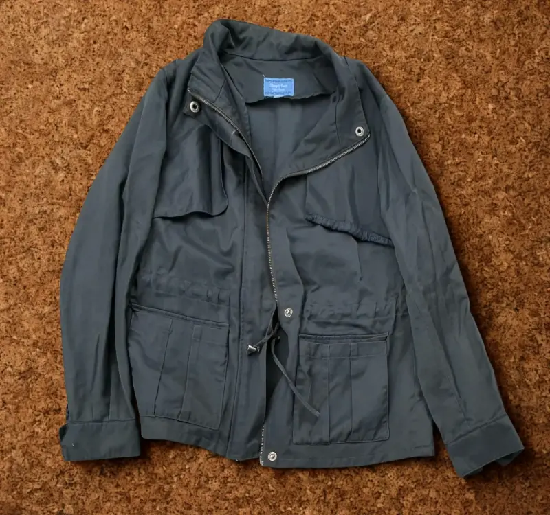 Chaqueta de hombre azul con bolsillos