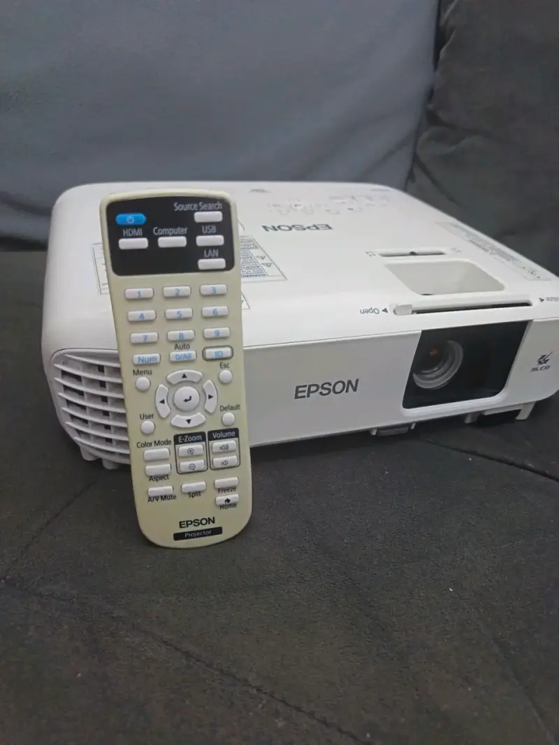 Proyector Epson PowerLite E20 - 1