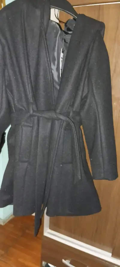 Abrigo negro con cinturón para mujer - miniatura 1