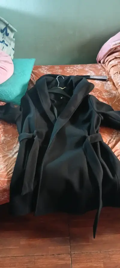 Abrigo negro con cinturón para mujer - miniatura 3