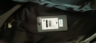 Abrigo negro con cinturón para mujer - miniatura 4