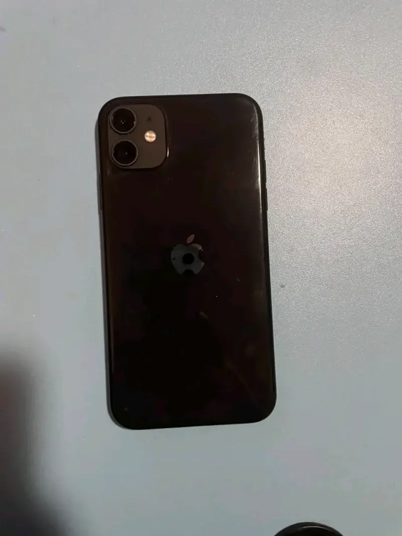 iPhone 11 en buen estado con batería al 84% - 3