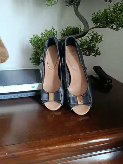 Zapatos de tacón abiertos negros elegantes - miniatura 1