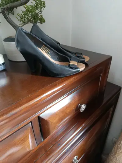 Zapatos de tacón abiertos negros elegantes - miniatura 2