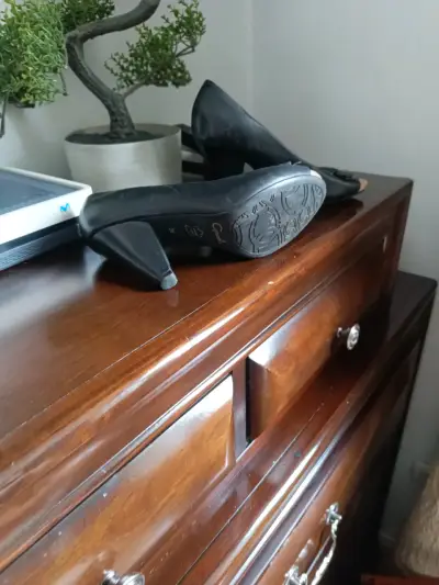 Zapatos de tacón abiertos negros elegantes - miniatura 4