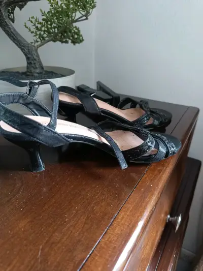 Zapatos de tacón abiertos negros elegantes - miniatura 5