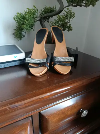 Zapatos de tacón abiertos negros elegantes - miniatura 6