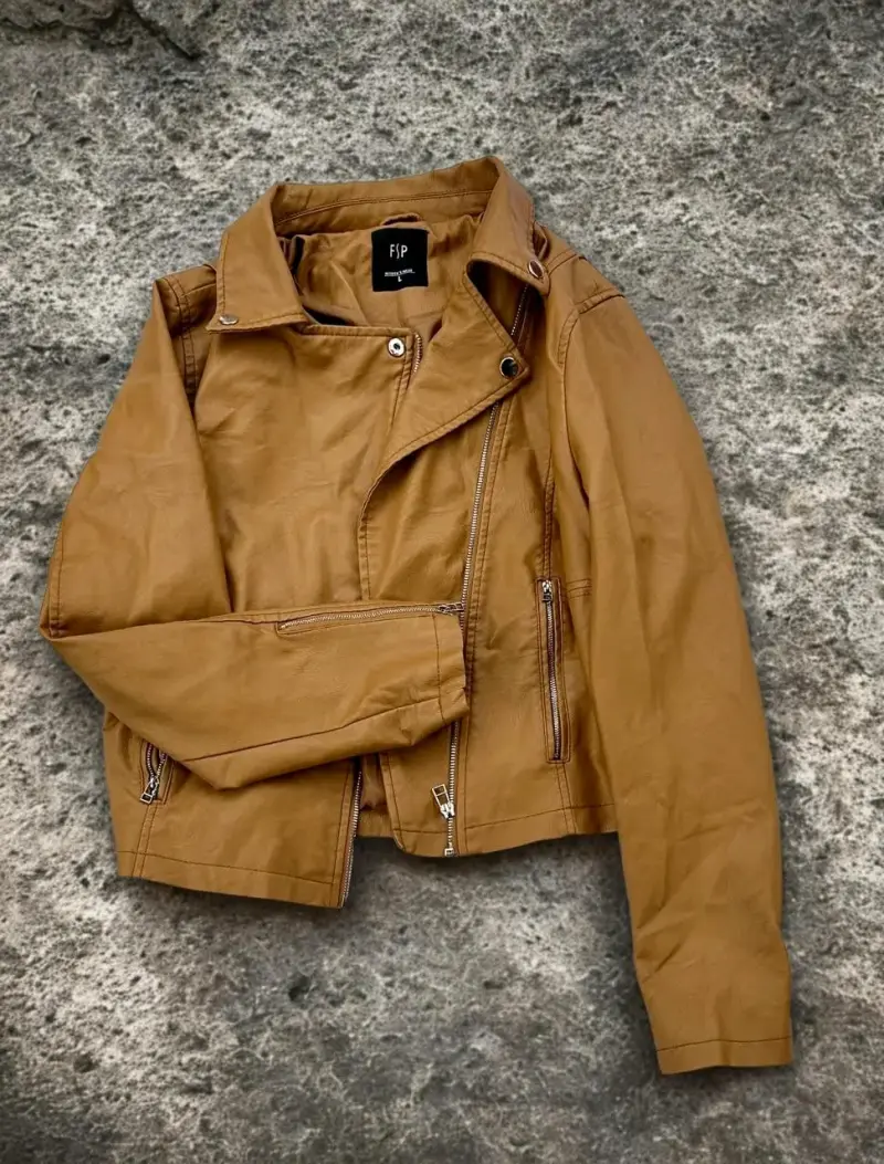 Chaqueta de cuero sintético marrón para mujer