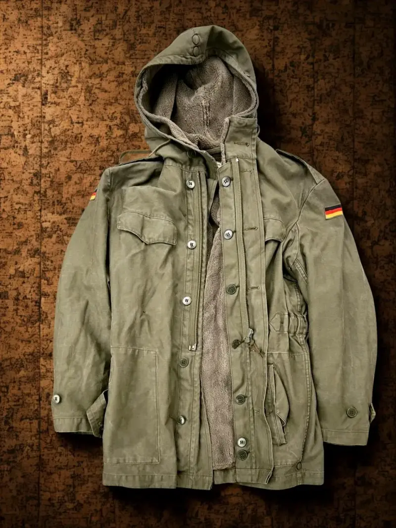 Parka militar verde con capucha y forro