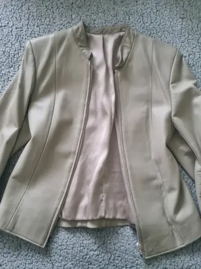 Chaqueta beige elegante para mujer - miniatura 1