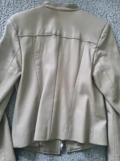 Chaqueta beige elegante para mujer - miniatura 2