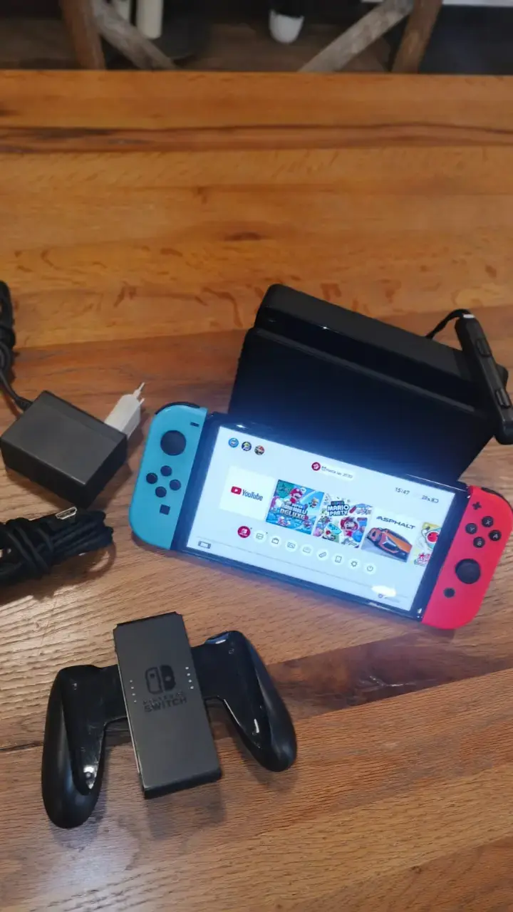 Consola Nintendo Switch con Joy-Con y accesorios - 4