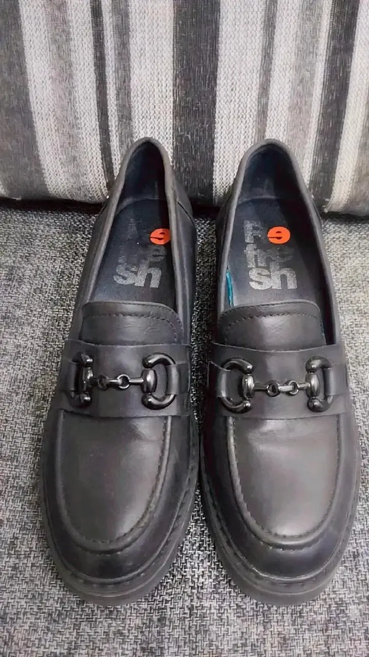 Mocasines de cuero negro con detalle metálico - 1