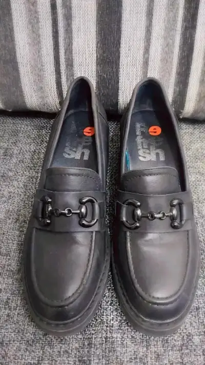 Mocasines de cuero negro con detalle metálico - miniatura 1