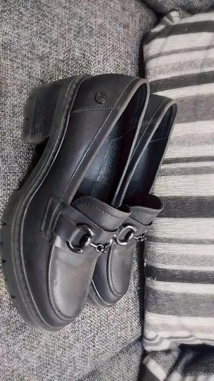 Mocasines de cuero negro con detalle metálico - 2