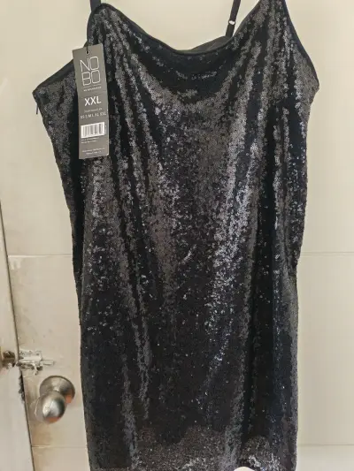 Vestido negro con lentejuelas XXL - miniatura 3