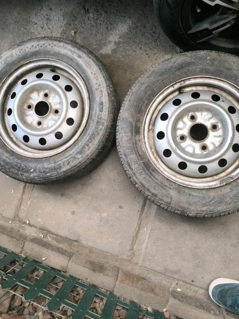 Llantas de acero con neumáticos usados - 1