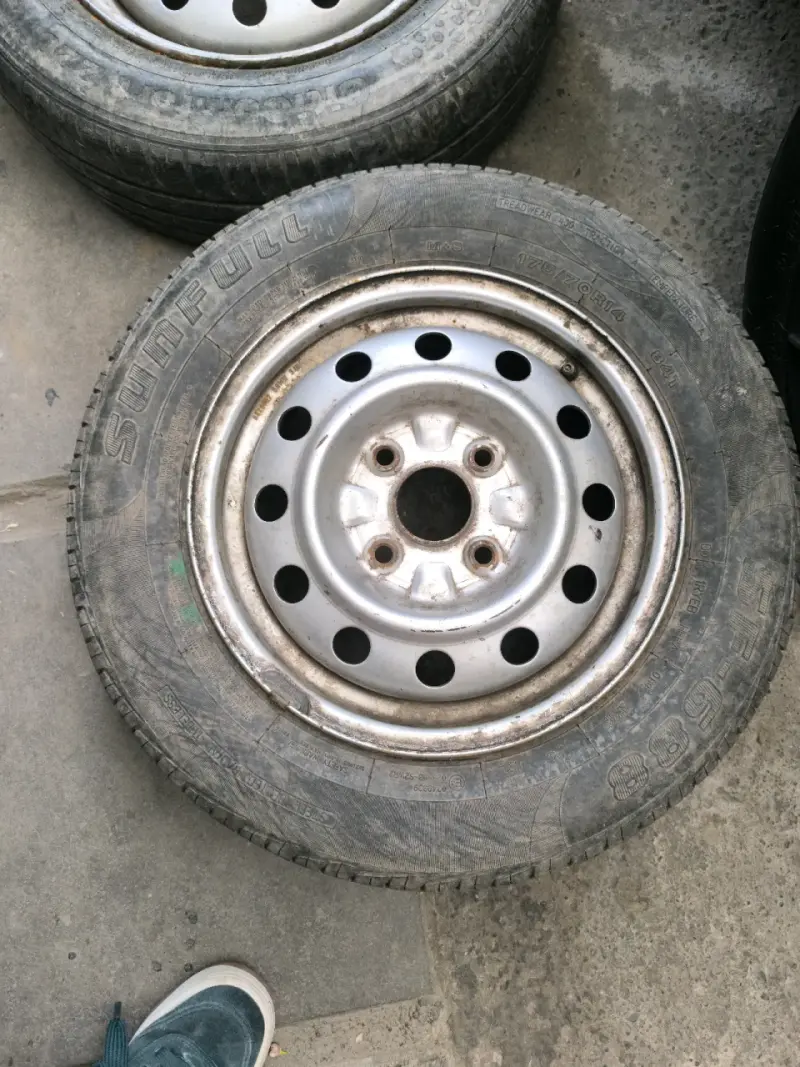 Llantas de acero con neumáticos usados - 2