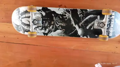 Skateboard Darkstar con diseño gráfico - miniatura 1