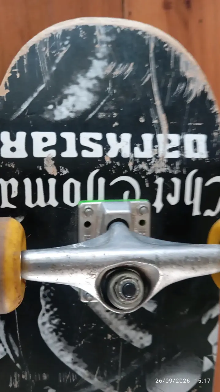 Skateboard Darkstar con diseño gráfico - 2