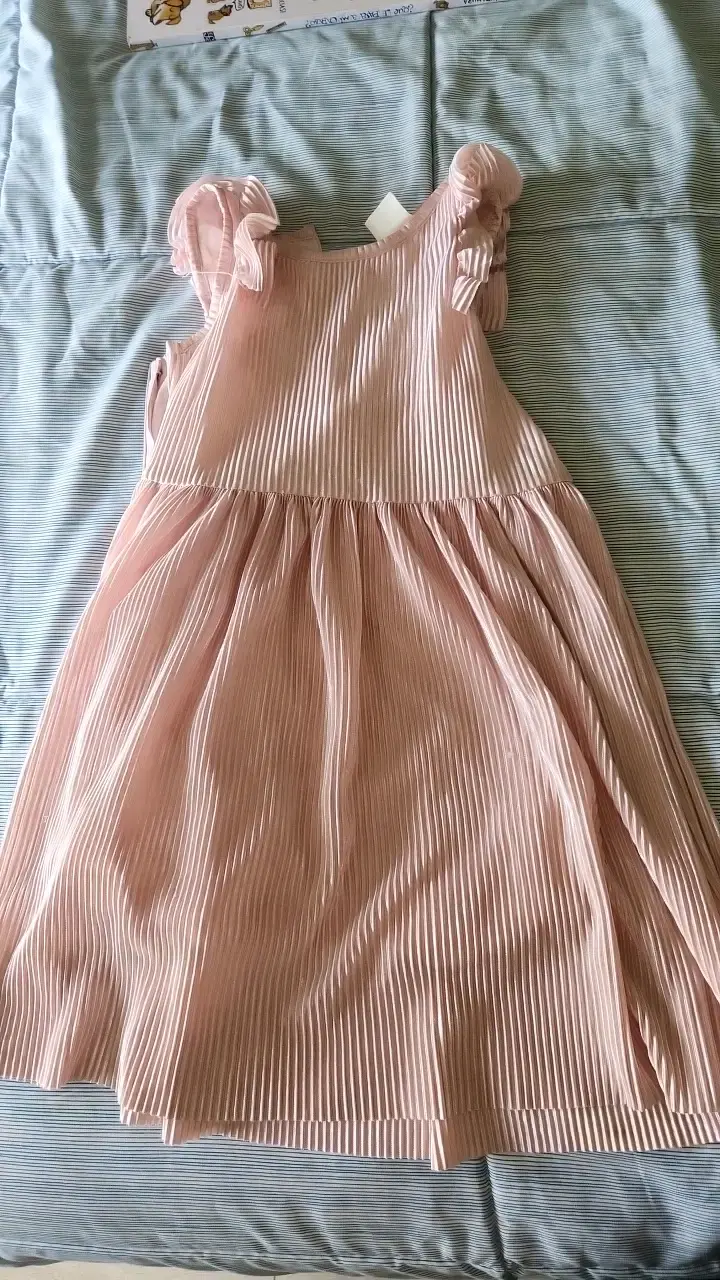 Vestido rosa plisado para niña Ficcus