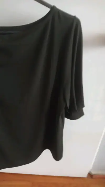 Blusa verde musgo de manga tres cuartos - miniatura 2
