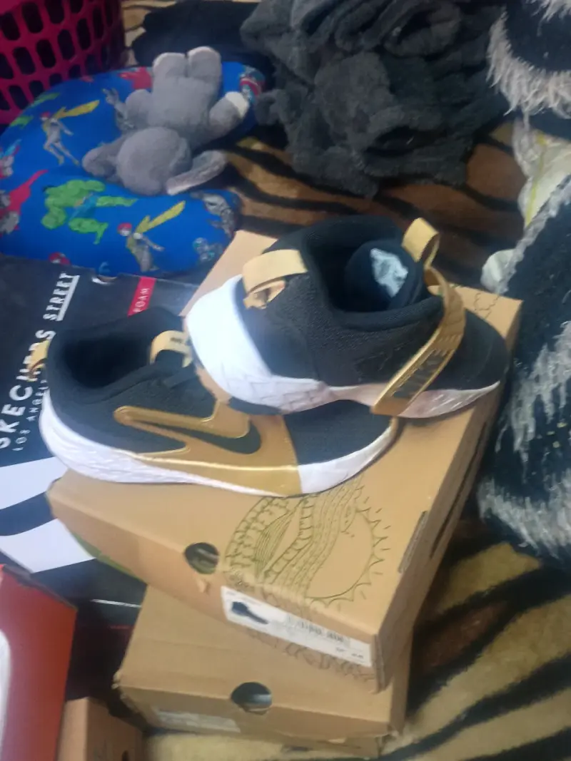 Zapatillas deportivas Nike negras y doradas para niños - 1