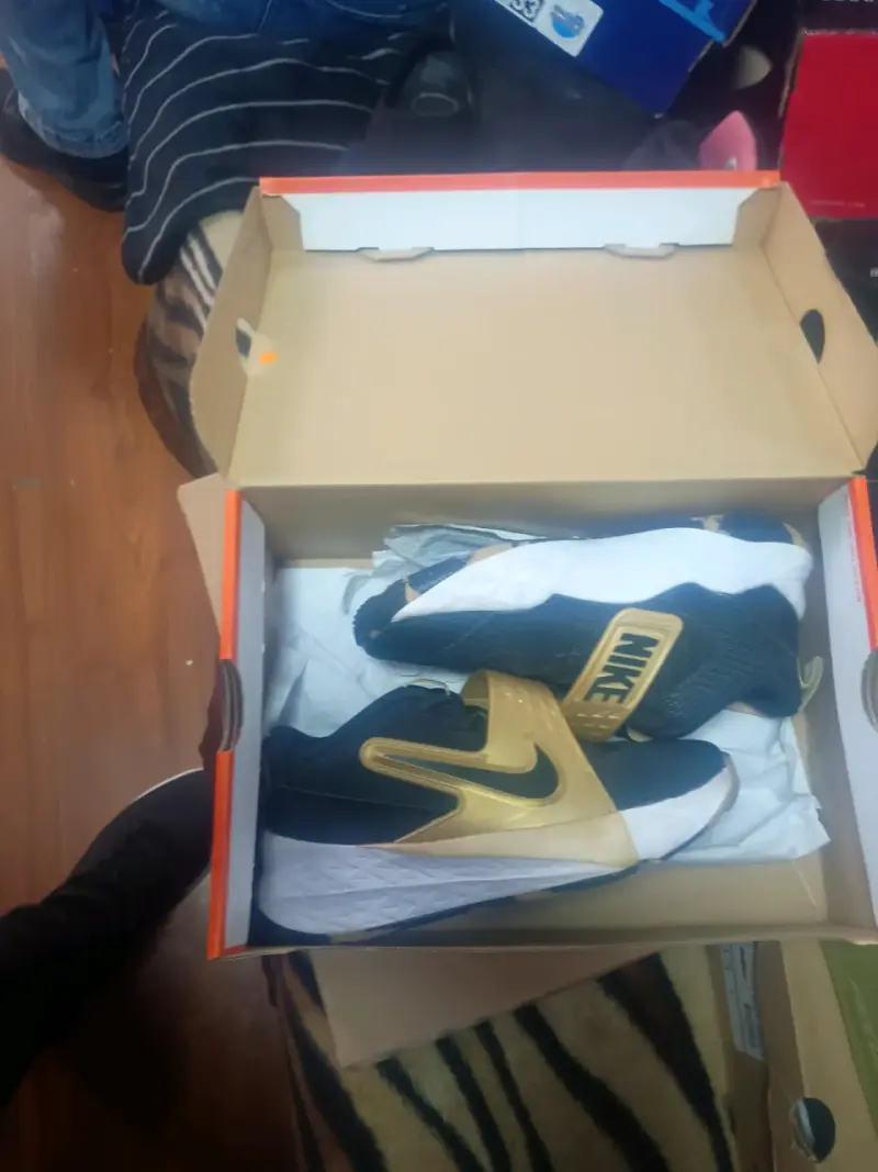 Zapatillas deportivas Nike negras y doradas para niños - 2