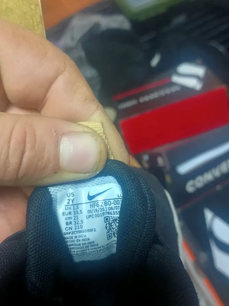 Zapatillas deportivas Nike negras y doradas para niños - 3