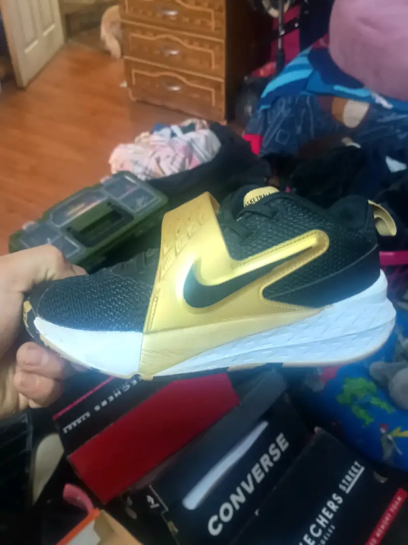 Zapatillas deportivas Nike negras y doradas para niños - 4